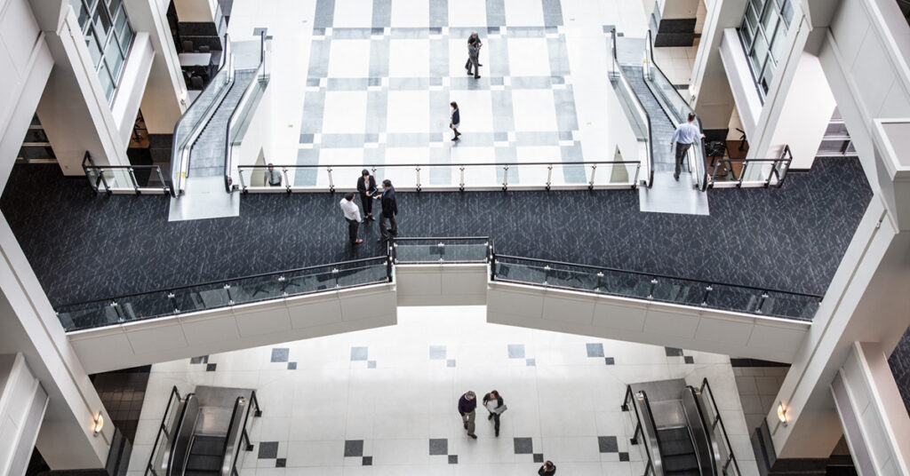 上層階から見るオフィスビルの開放的な渡り廊下
