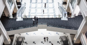 上層階から見るオフィスビルの開放的な渡り廊下