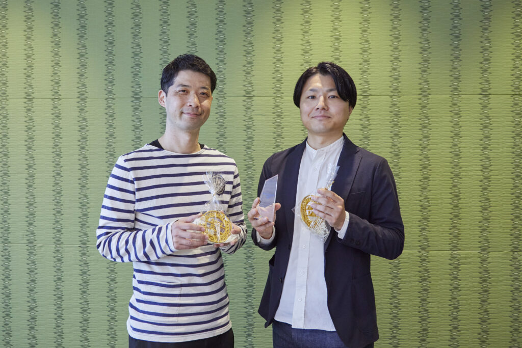 アーキテクト賞の盾を持って横一列に並ぶ授賞者たち