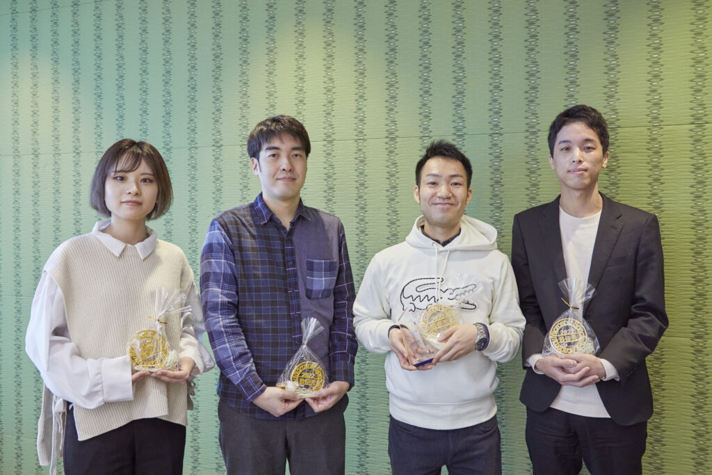 最優秀賞の盾を持って横一列に並ぶ授賞者たち