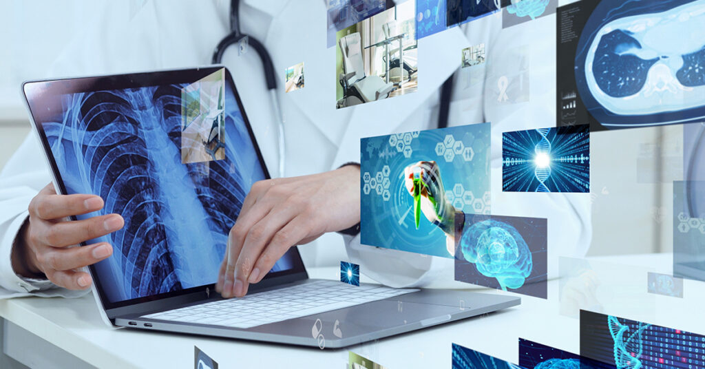 レントゲン画像を映したラップトップに触れる医師