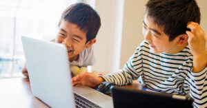 ラップトップを使用している2人の子供