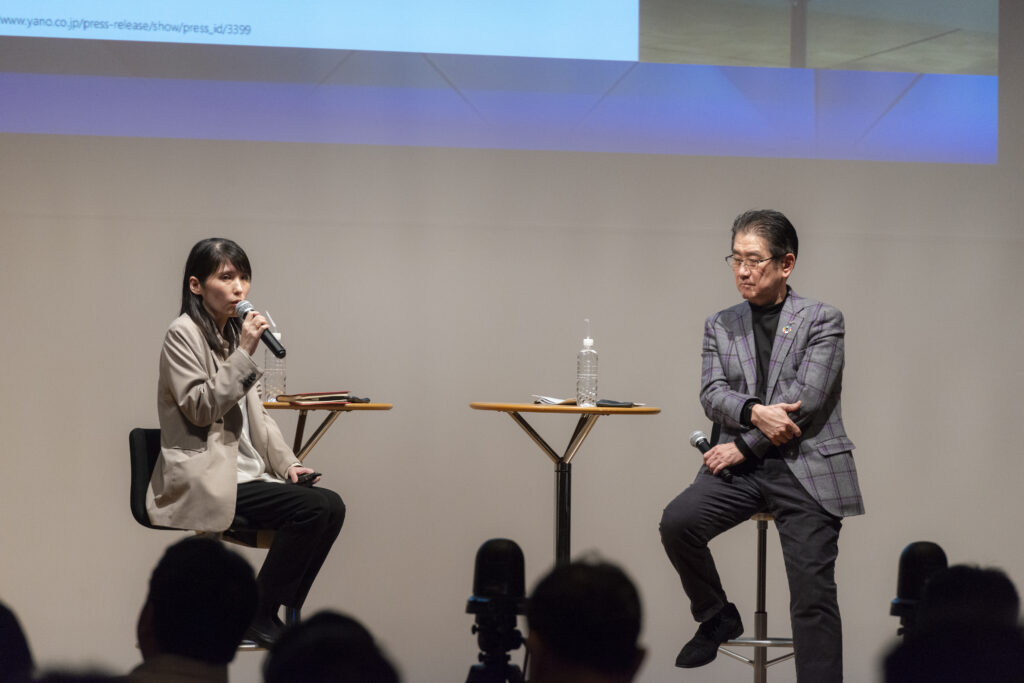 「スマーター・リテイリング・フォーラム 2024」で対談する齋藤氏と河上