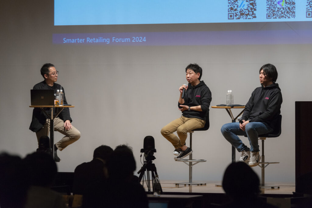 「スマーター・リテイリング・フォーラム 2024」に登壇した山﨑氏、香西氏、榎並