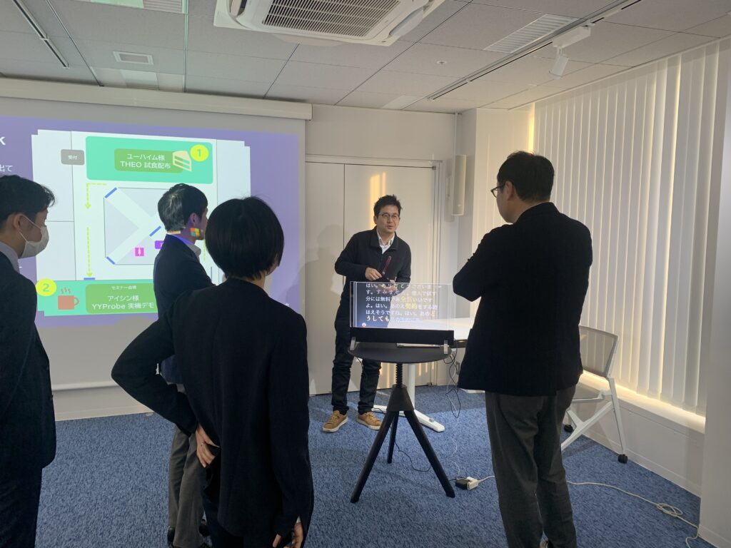 CTO セッション「AI Transformation: 生成系 AI で仕事を革新させる 」にて参加者に説明をする登壇者