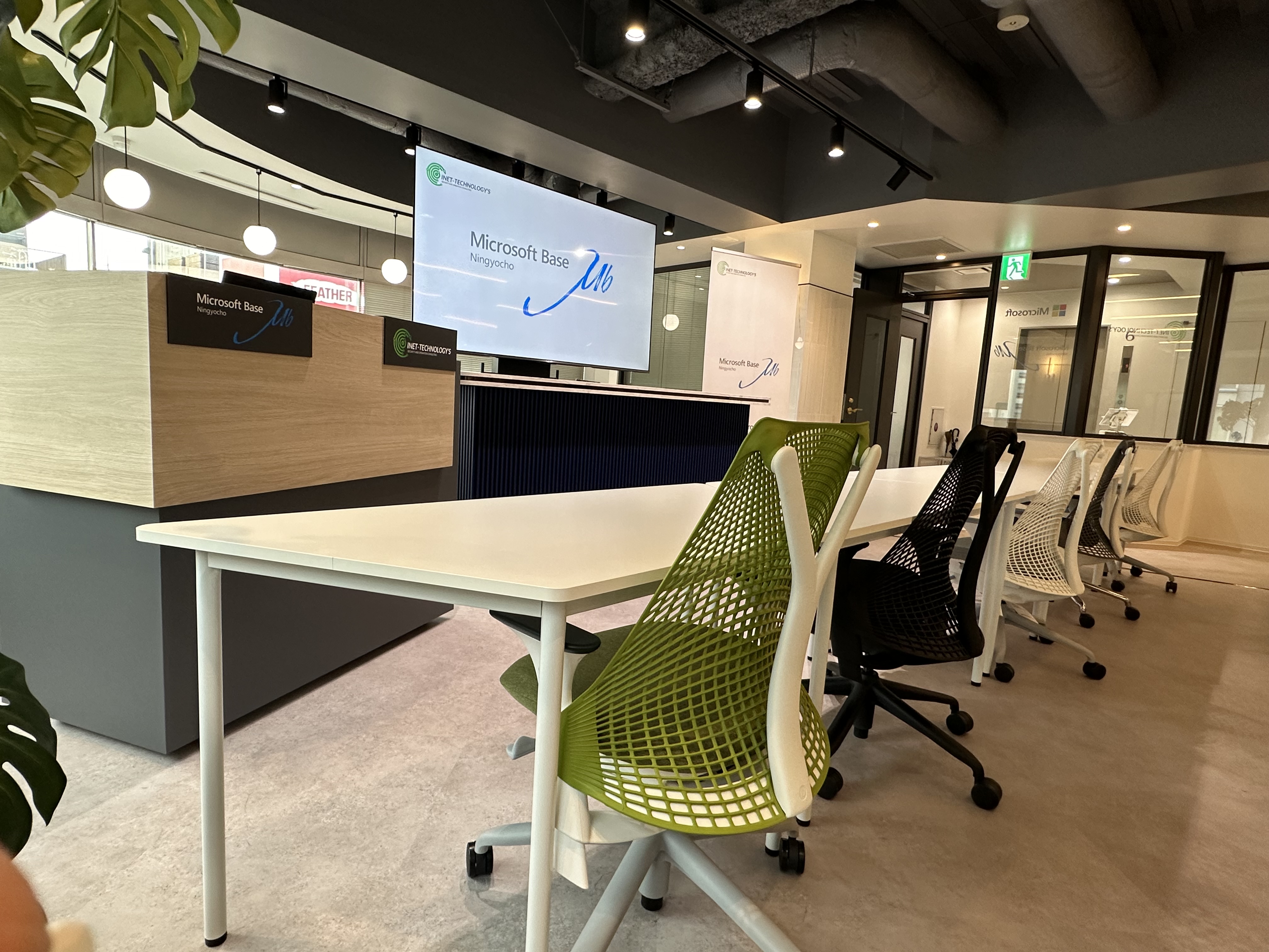 受付と「Microsoft Base Niigata」の表示がある会議スペース。