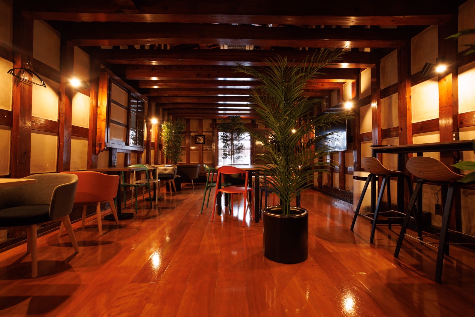 木材とモダン家具が調和した温かみのある室内。