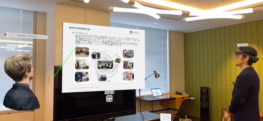 部屋でテレビ画面を見ている 2 人の男性