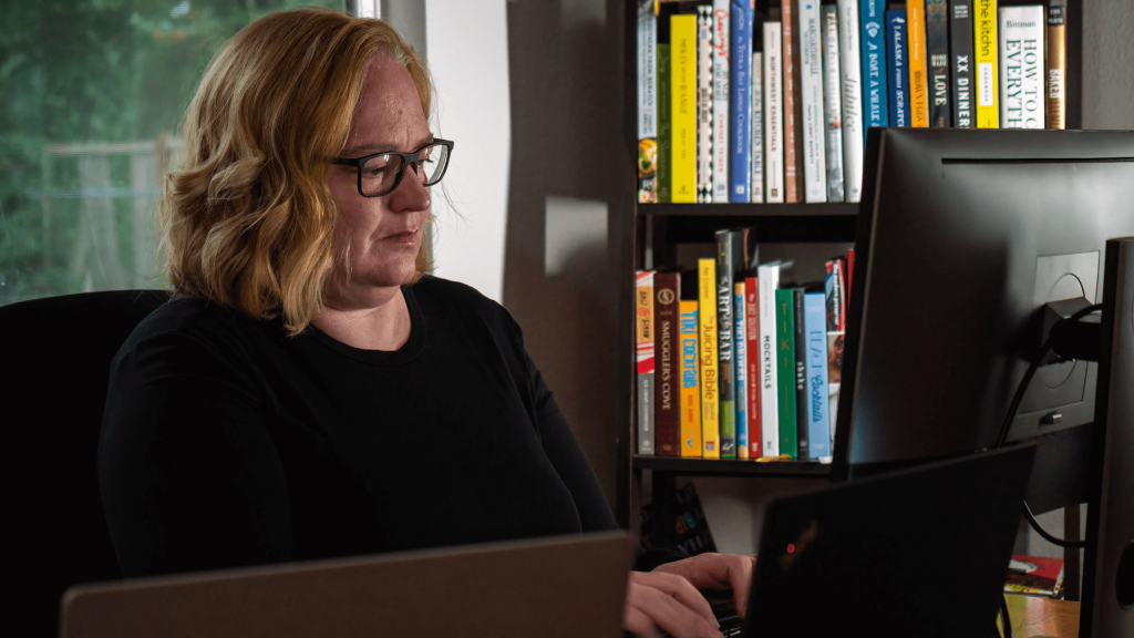 ラップトップで働く女性