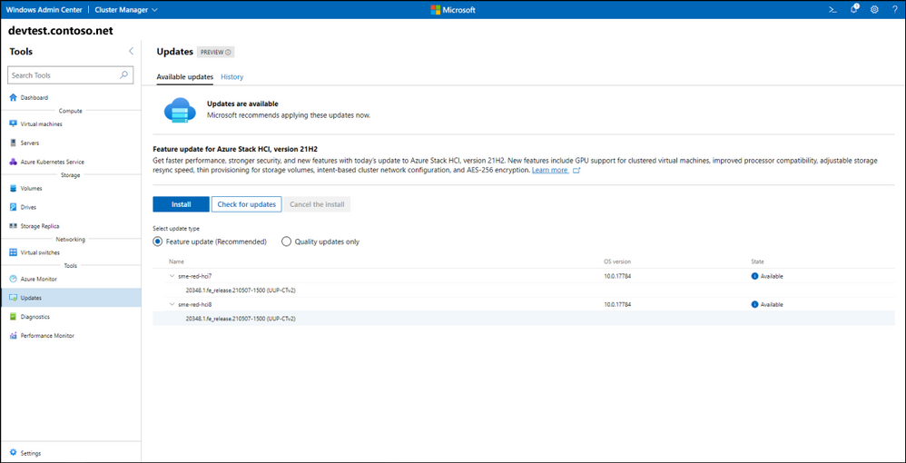 Windows Admin Center の図。Azure Stack HCI の [更新] ページが表示され、利用可能な機能の更新、その状態、および更新をインストールまたは確認するためのオプションが表示され、左側にナビゲーション メニューがあります。
