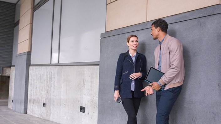 お互いに話している男の子と女の子