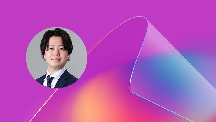 抽象的な背景の前に立つスーツ姿の人物。円形フレームに収まり、紫とオレンジのグラデーションが広がる背景に曲線が描かれている。