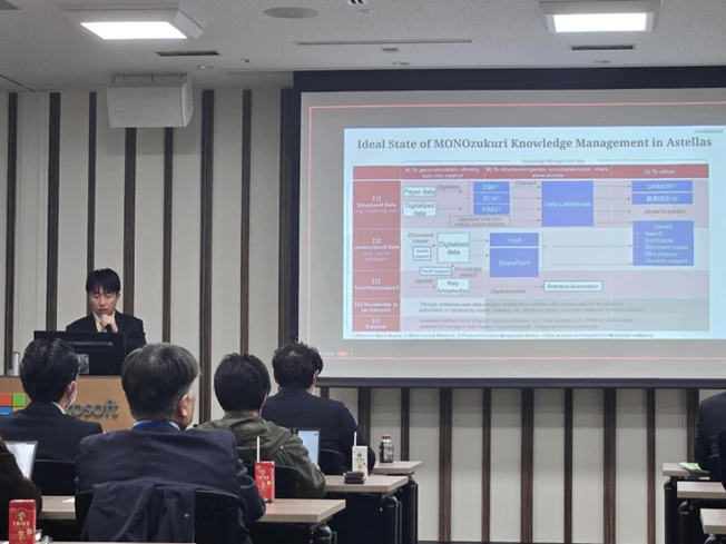 「逸脱処理プロセスの効率化に向けたマルチエージェントの有効性検証」をテーマに講演するアステラス製薬株式会社 室 篤志氏
