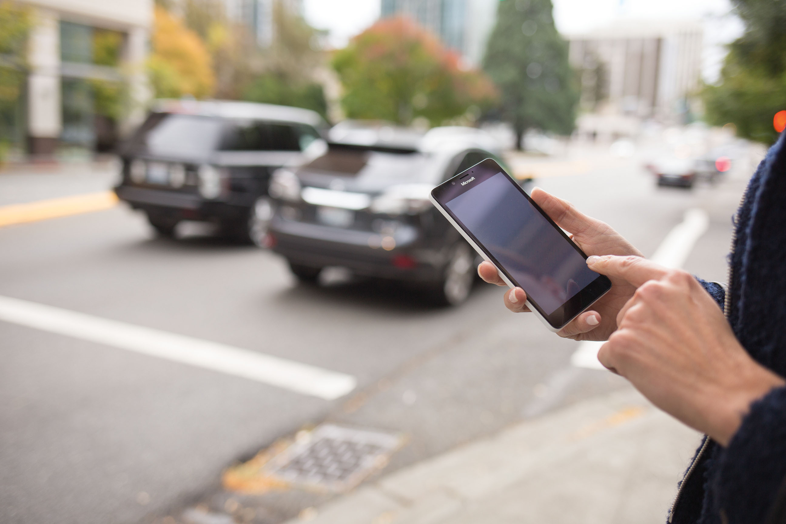 歩道でスマートフォンを操作している様子