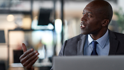 CISO (diretor de segurança da informação) apresenta ao conselho de administração tópicos sobre segurança.