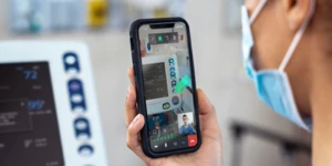 Imagem de uma pessoa com máscara em uma chamada de vídeo pelo telefone