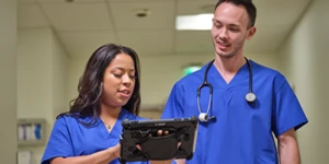Equipe de médicos com tablet