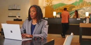 Mulher negra usando dispositivo Microsoft