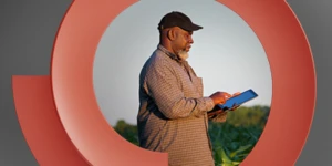 Homem negro com o tablet na mão e ao fundo uma floresta