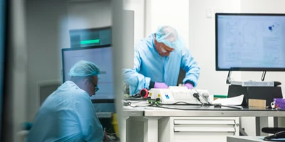 m&eacute;dicos trabalhando com tecnologia