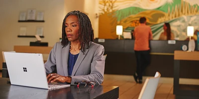 Mulher negra usando dispositivo Microsoft