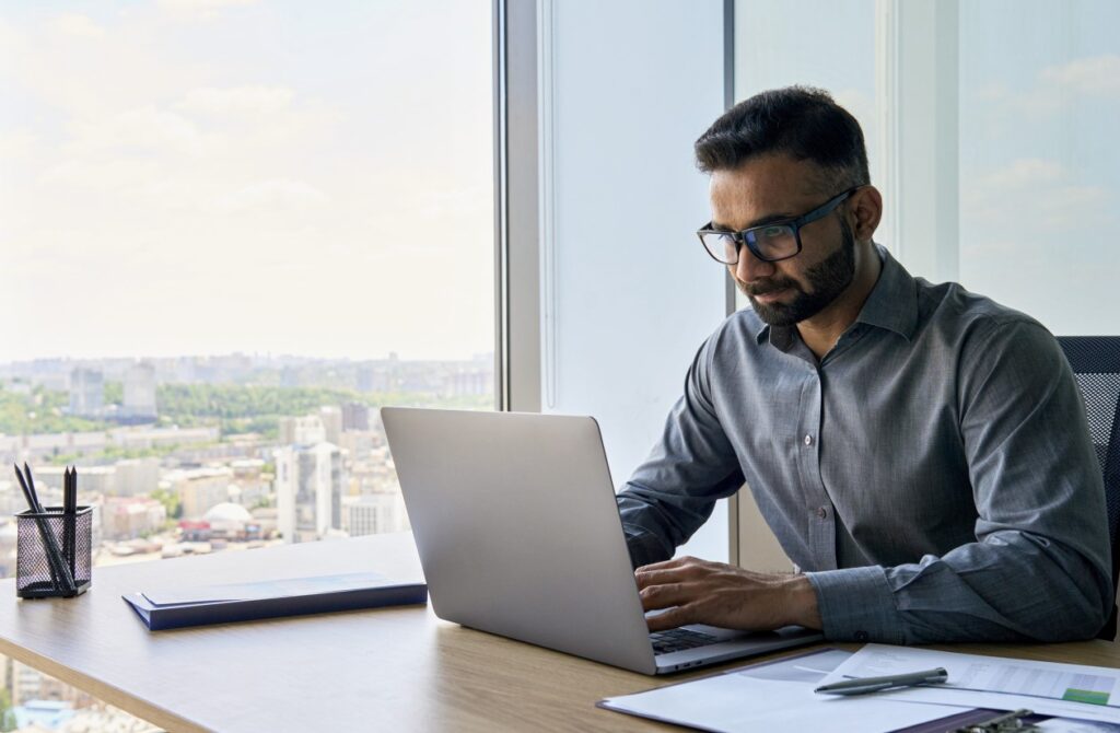 Um profissional financeiro trabalhando em um laptop